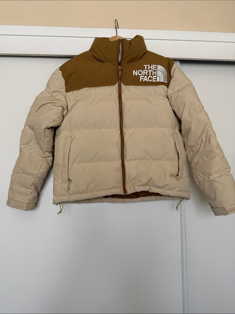 The North Face 92 Low-Fi Hi-Tek Nuptse down puffer jacket in beige and utility b - Picture 9 of 12